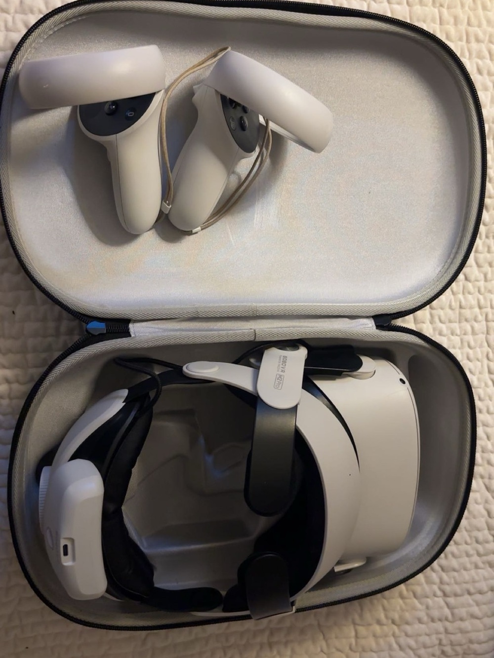 Oculus Quest 2 Standalone VR Headset with White Touch Controllers